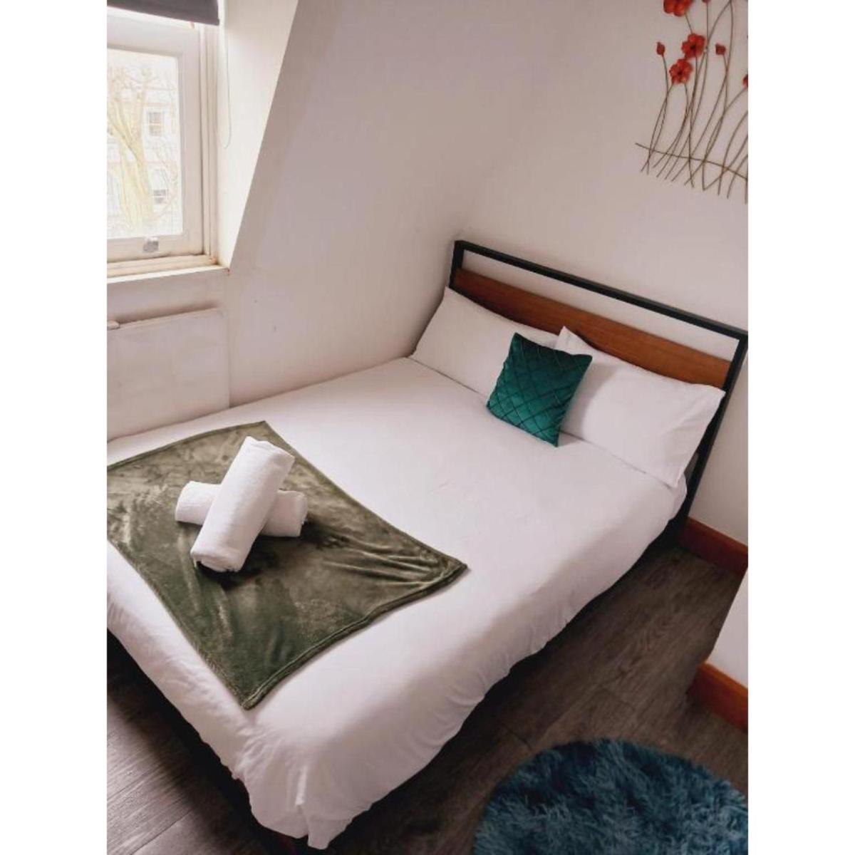 F407-4th Flr Studio for 2 Near Hyde Park - Housity