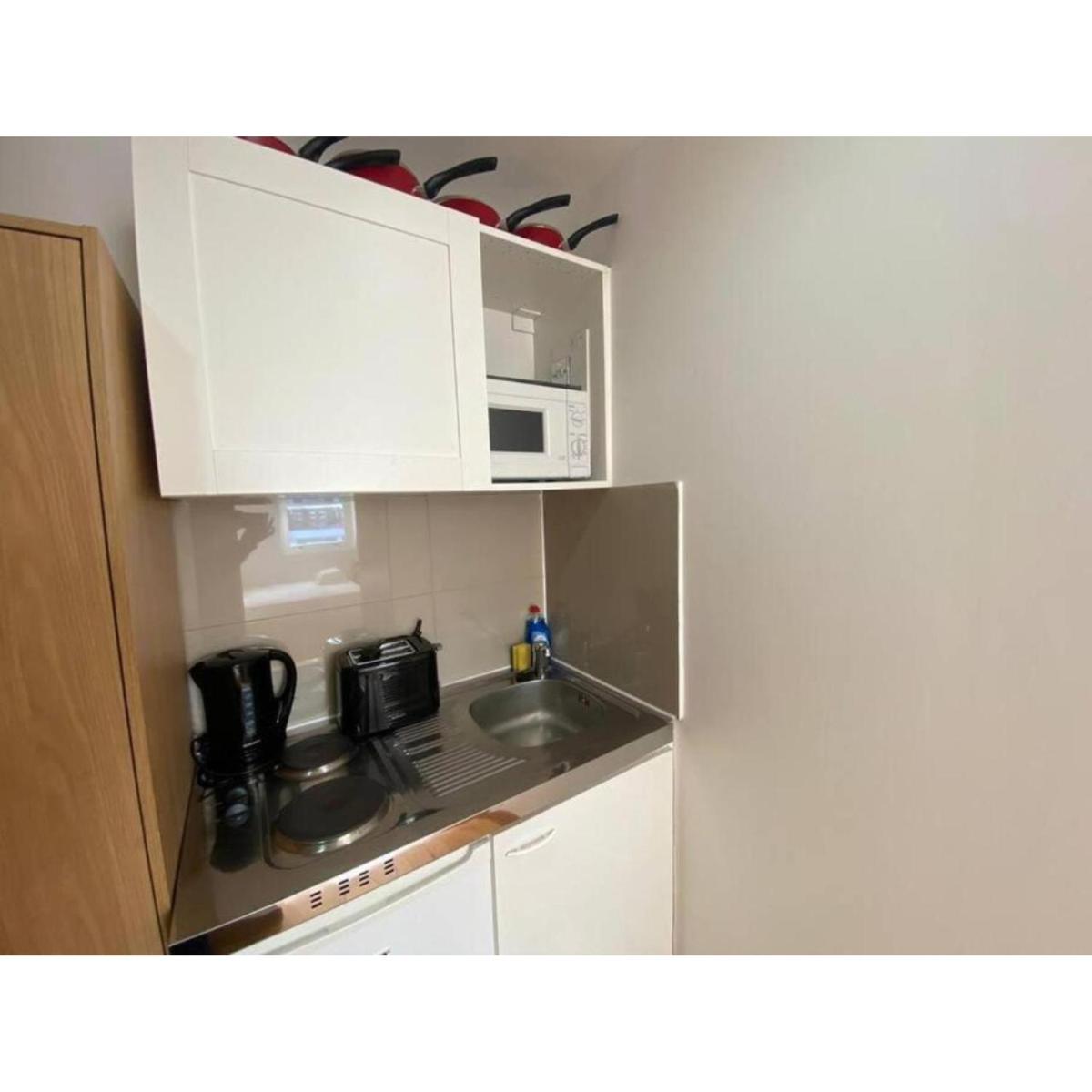 F407-4th Flr Studio for 2 Near Hyde Park - Housity