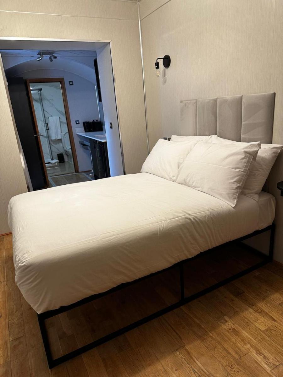 FB1-Spacious Basement Studio Flat fits 2- Near Hyde Park - Housity