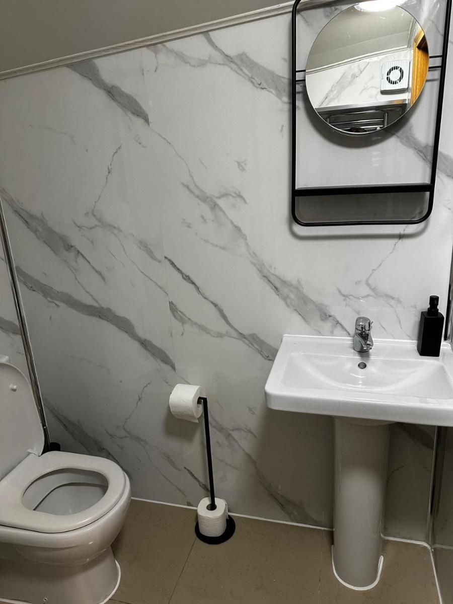 FB1-Spacious Basement Studio Flat fits 2- Near Hyde Park - Housity