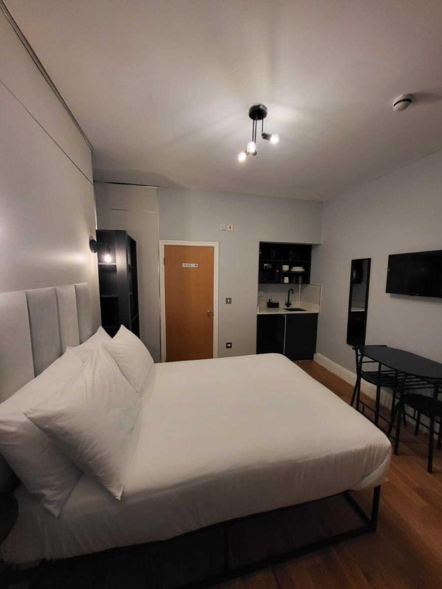 FB3- Basement Studio Fits 2 Near Hyde Park - Housity