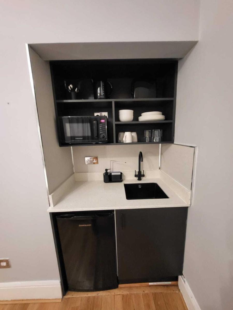 FB3- Basement Studio Fits 2 Near Hyde Park - Housity