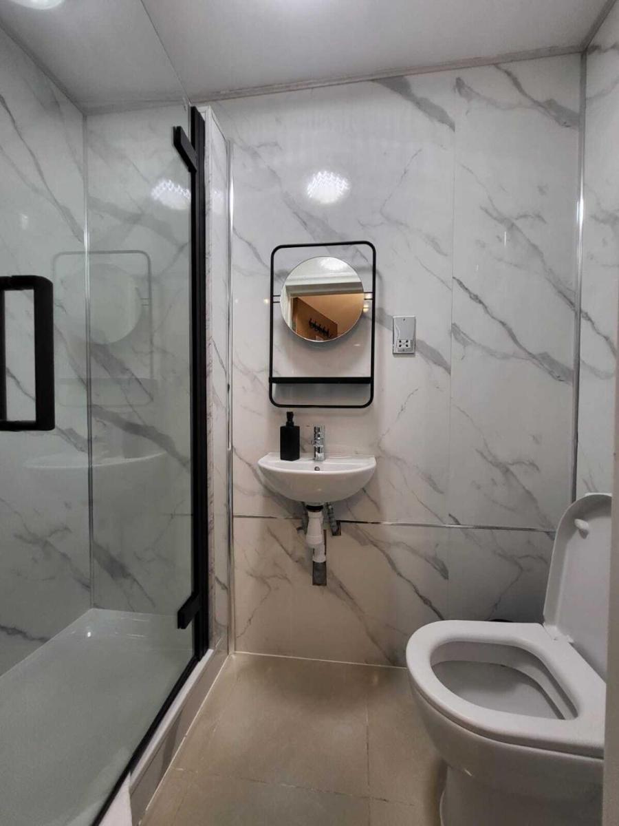 FB3- Basement Studio Fits 2 Near Hyde Park - Housity