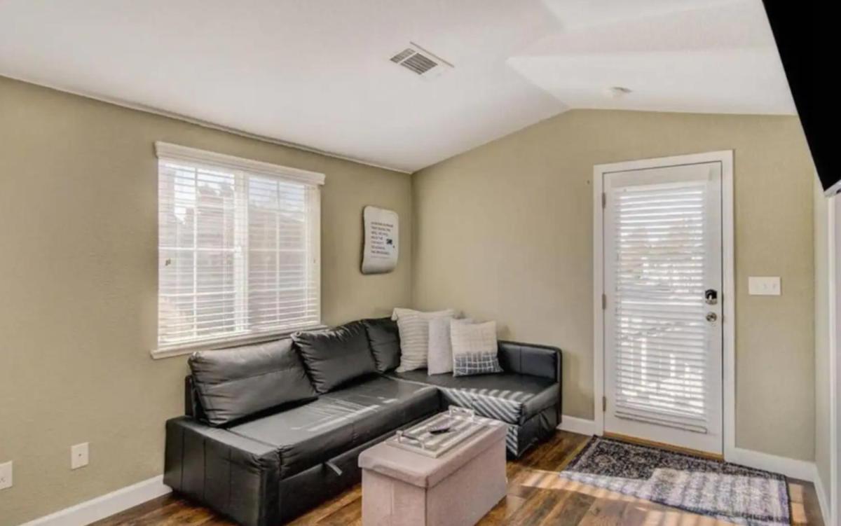 The Hangar - Cozy, Private Unit in GREAT Location - Housity