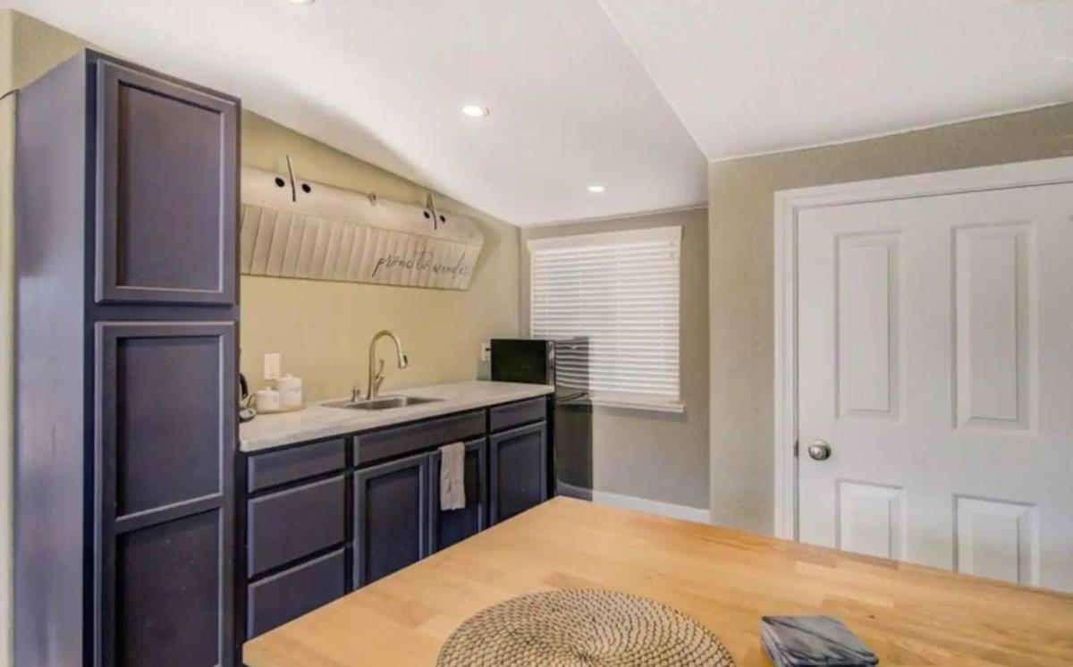 The Hangar - Cozy, Private Unit in GREAT Location - Housity