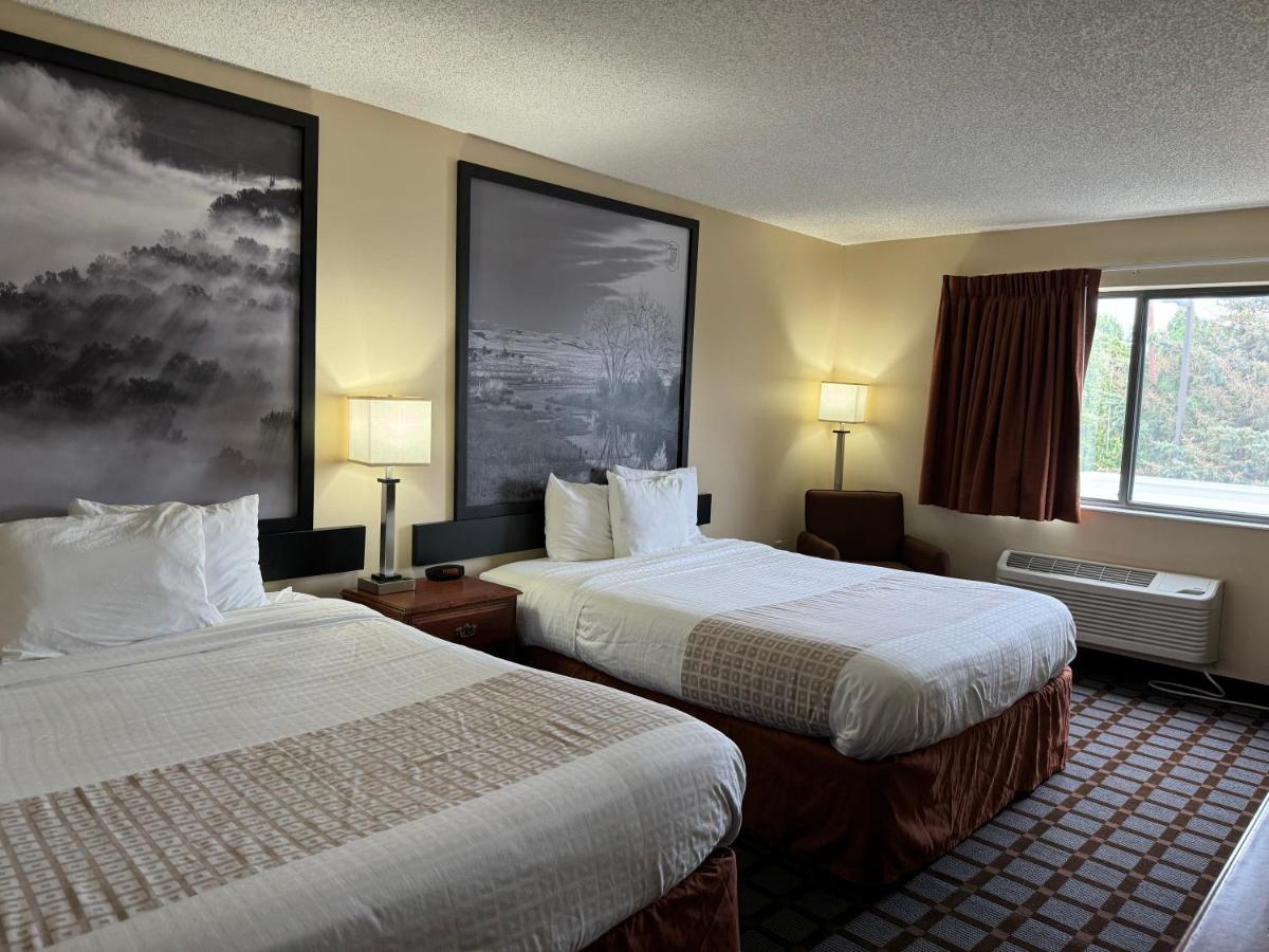 Super 8 by Wyndham Mason City - Housity