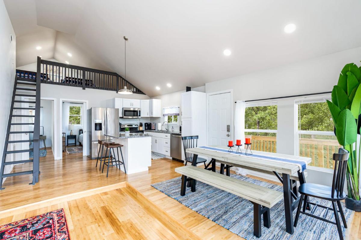 Loft Cabin w, Fire Pit, Huge Deck & WiFi! - Housity