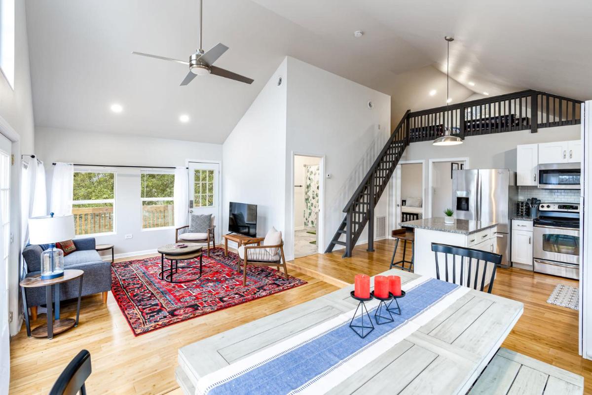 Loft Cabin w, Fire Pit, Huge Deck & WiFi! - Housity