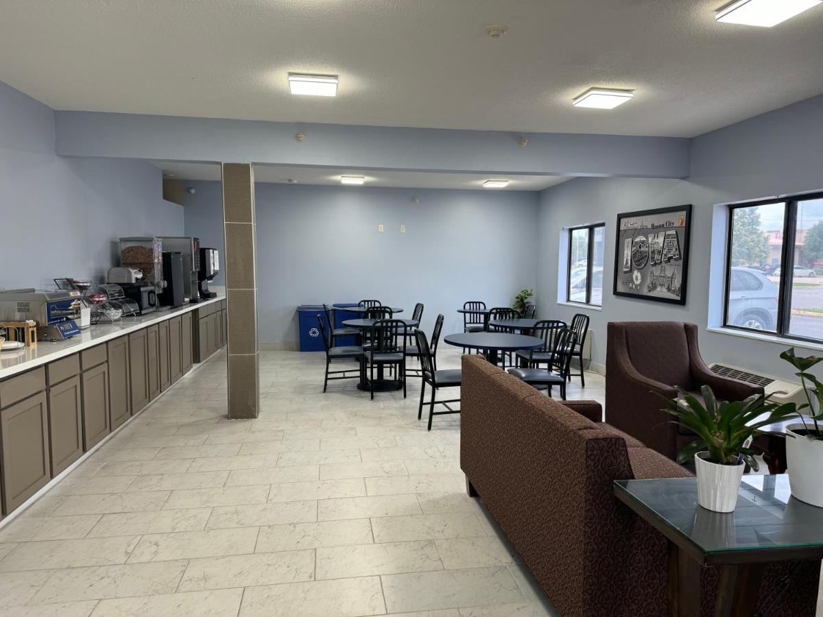 Super 8 by Wyndham Mason City - Housity
