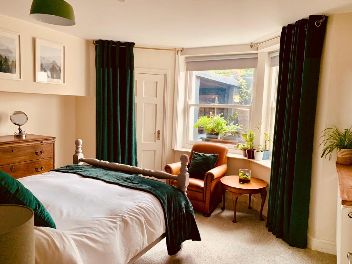 Vibrant beachfront Folkestone getaway - Housity
