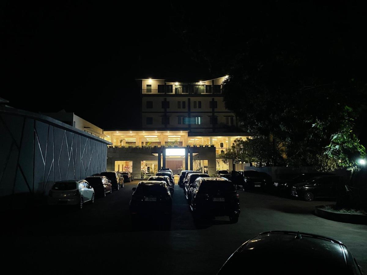 Grand Arjuna Hotel - Housity