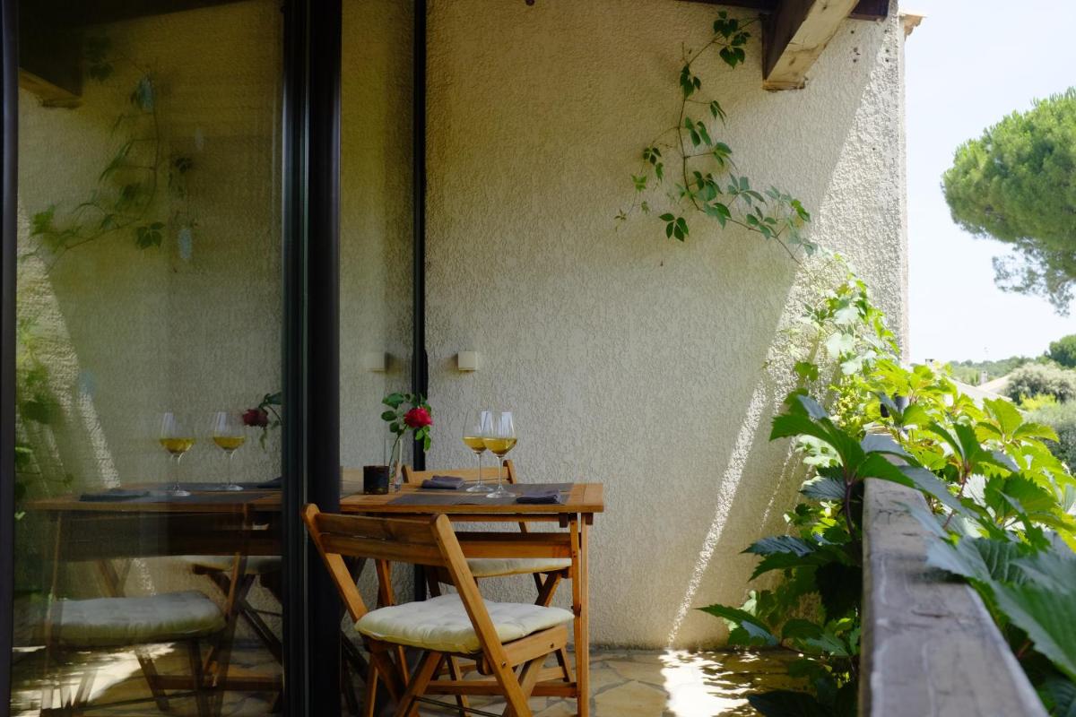 Chambre, terrasse et piscine de l'Impasse du Pressoir - Housity
