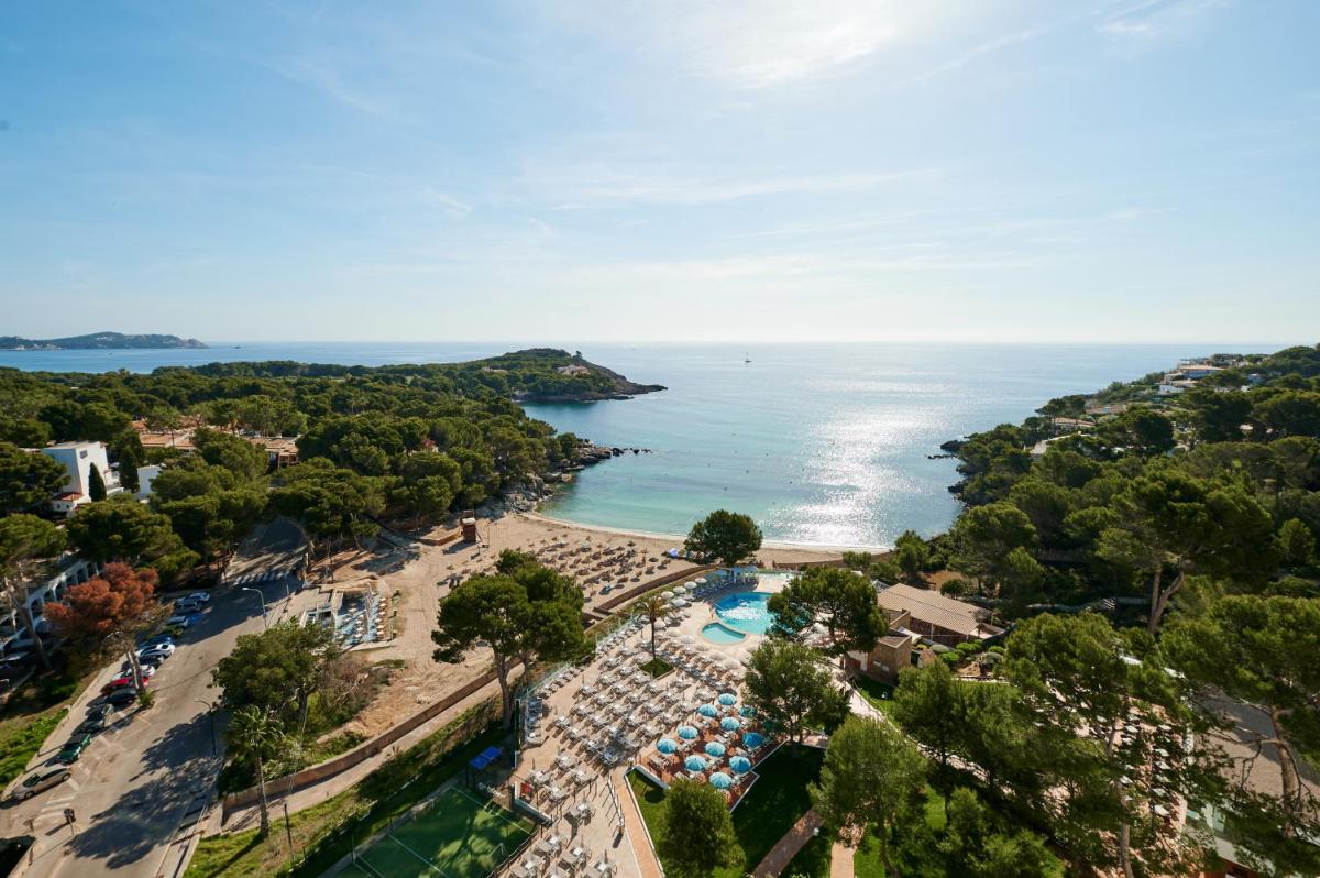 una vista aérea de una playa y el océano en AluaSoul Carolina - Adults Only, en Font de Sa Cala