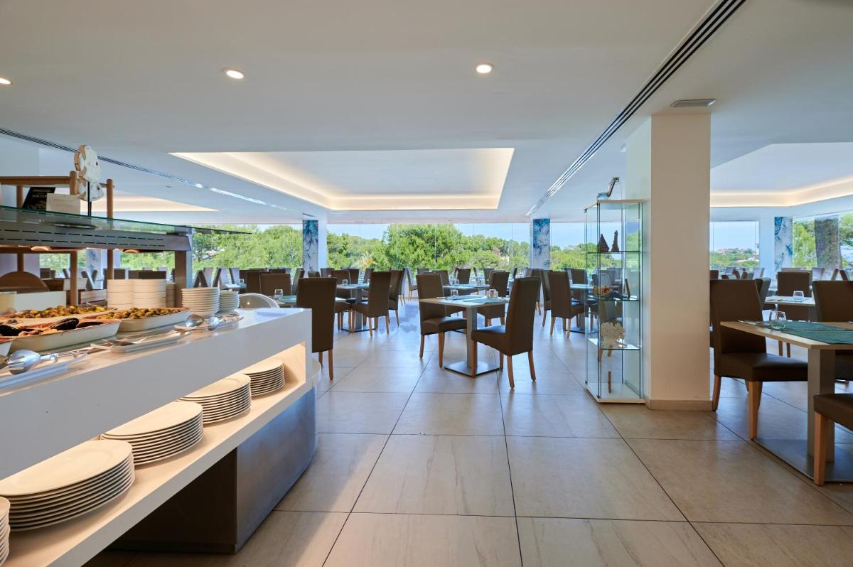Un restaurante o sitio para comer en AluaSoul Carolina - Adults Only