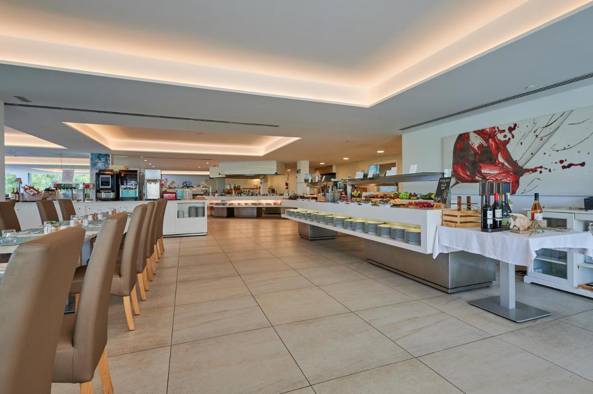 Comida en o cerca de este hotel