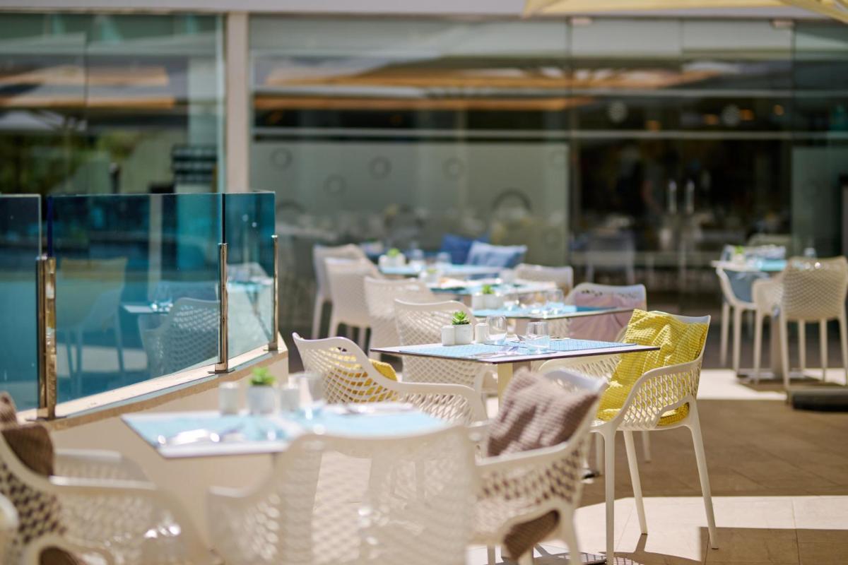 Un restaurante o sitio para comer en AluaSoul Carolina - Adults Only