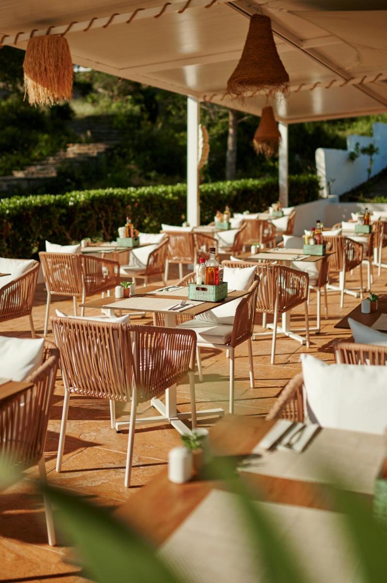 Un restaurante o sitio para comer en AluaSoul Carolina - Adults Only