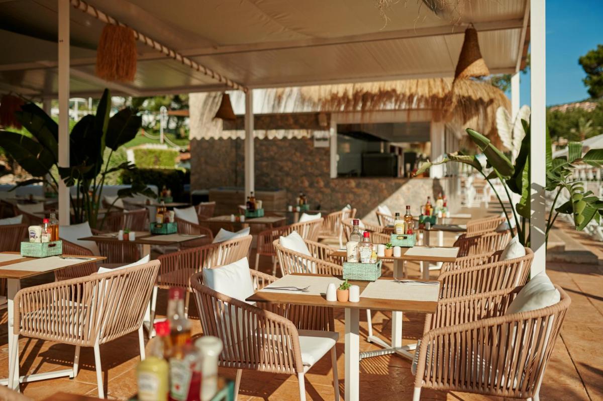 Un restaurante o sitio para comer en AluaSoul Carolina - Adults Only