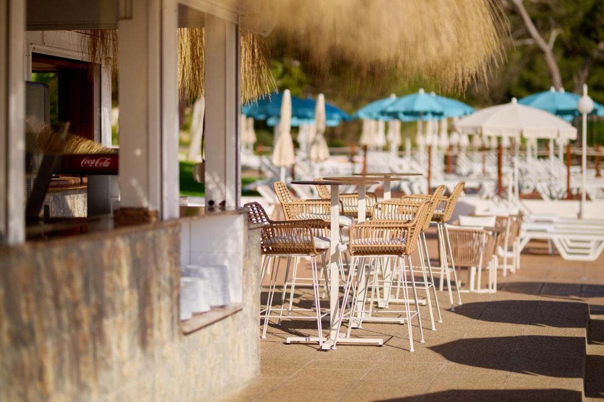 Un restaurante o sitio para comer en AluaSoul Carolina - Adults Only