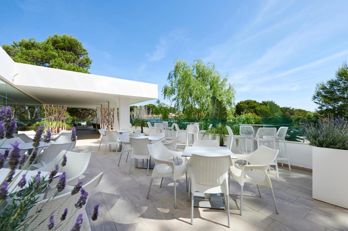 Un restaurante o sitio para comer en AluaSoul Carolina - Adults Only