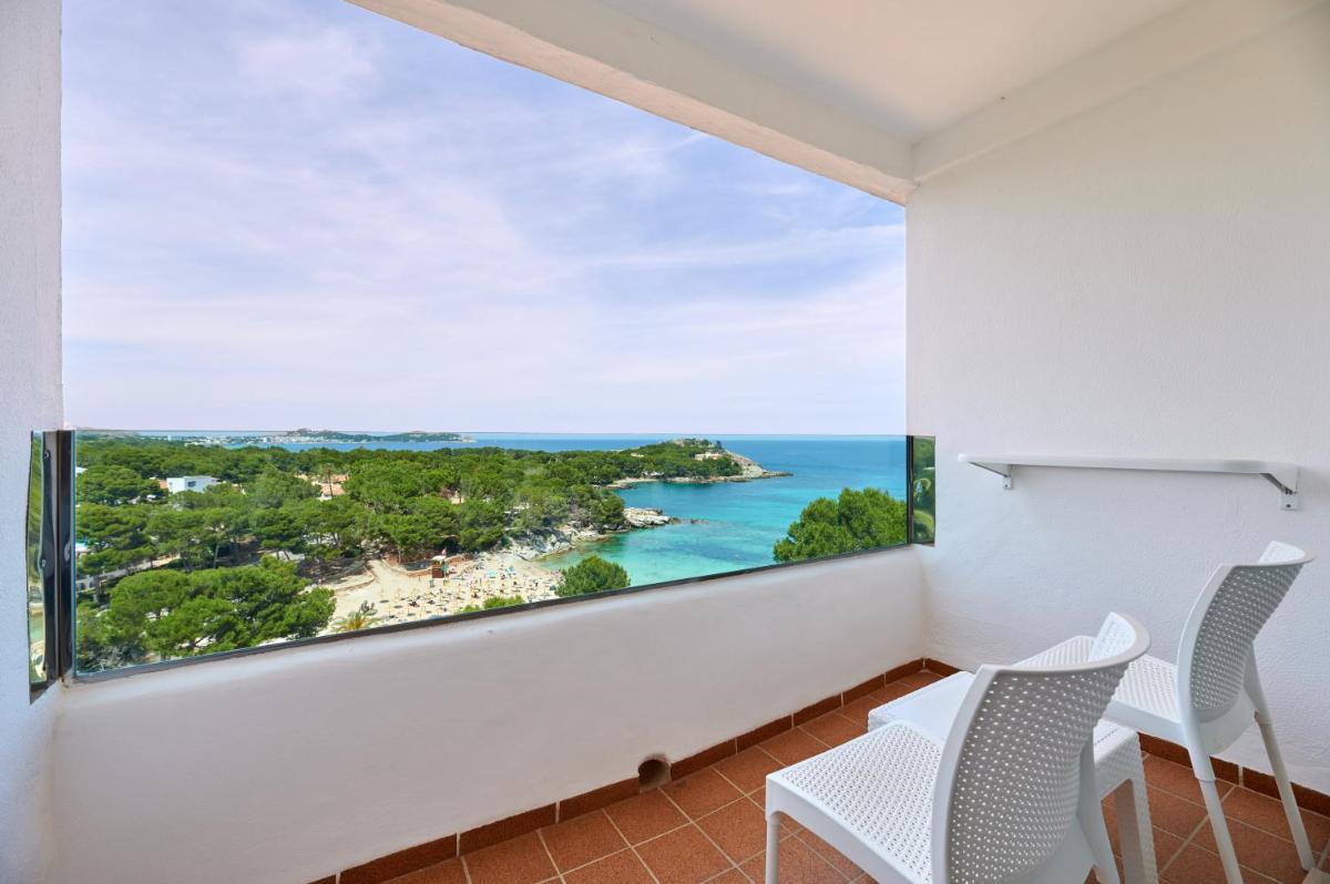 una habitación con vista al mar en AluaSoul Carolina - Adults Only, en Font de Sa Cala
