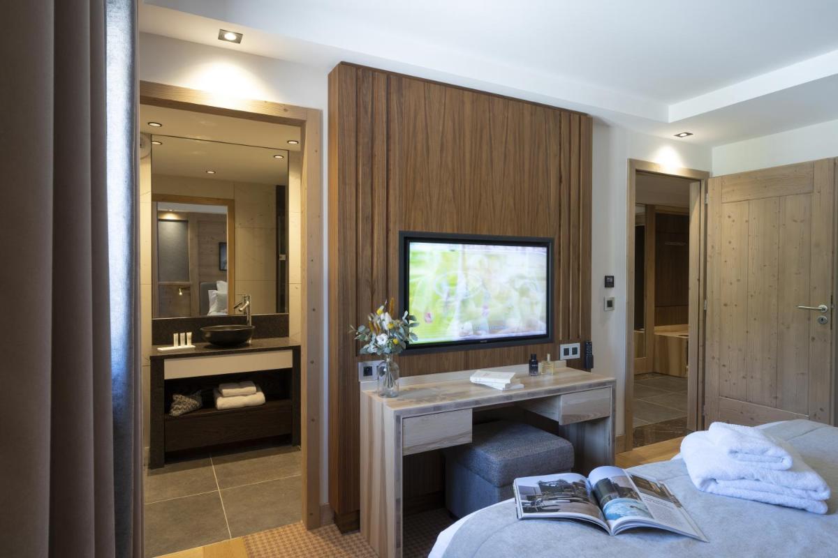 une chambre d'hôtel avec un lit, un lavabo et une télévision dans l'établissement MGM Hôtels & Résidences - Hôtel Alpen Lodge, à La Rosière
