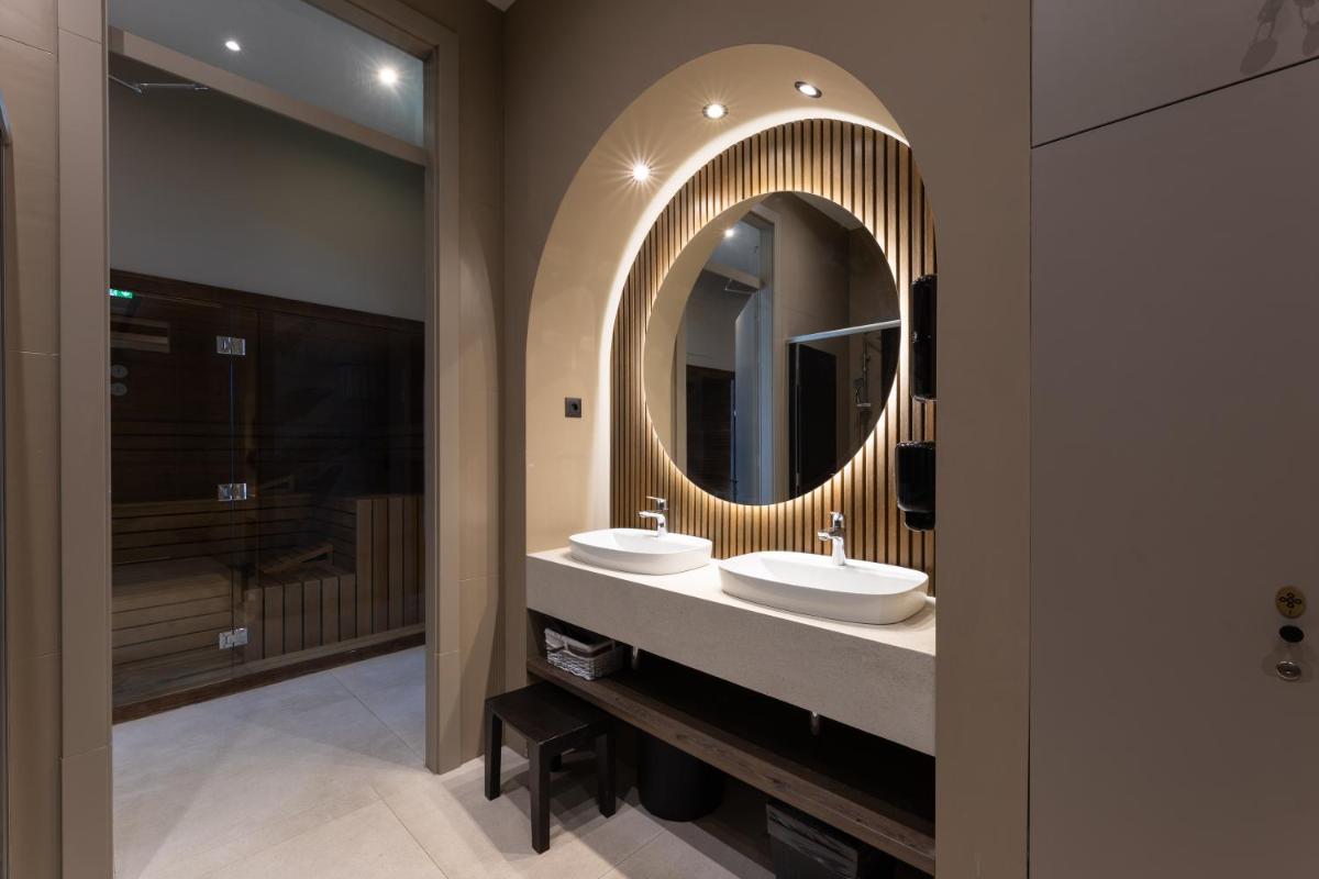 Hotel Salona Palace - Housity