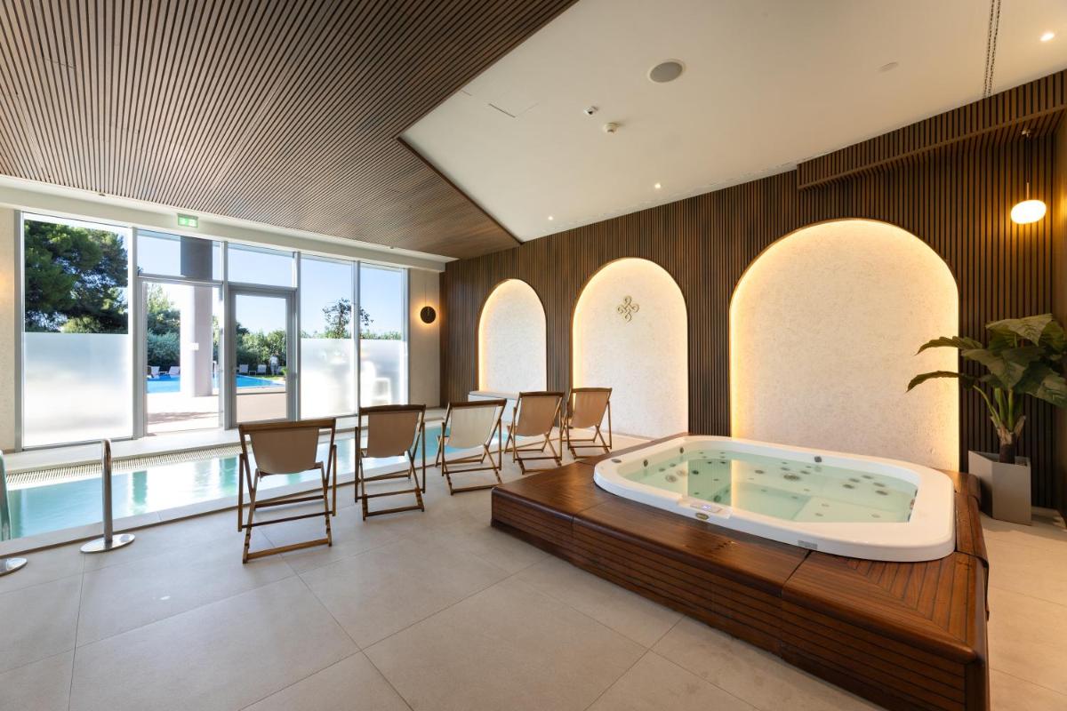 Hotel Salona Palace - Housity