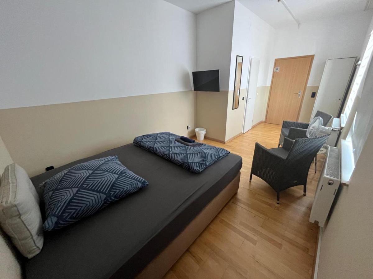 Eigenes Zimmer mit Bad-Pension - Housity