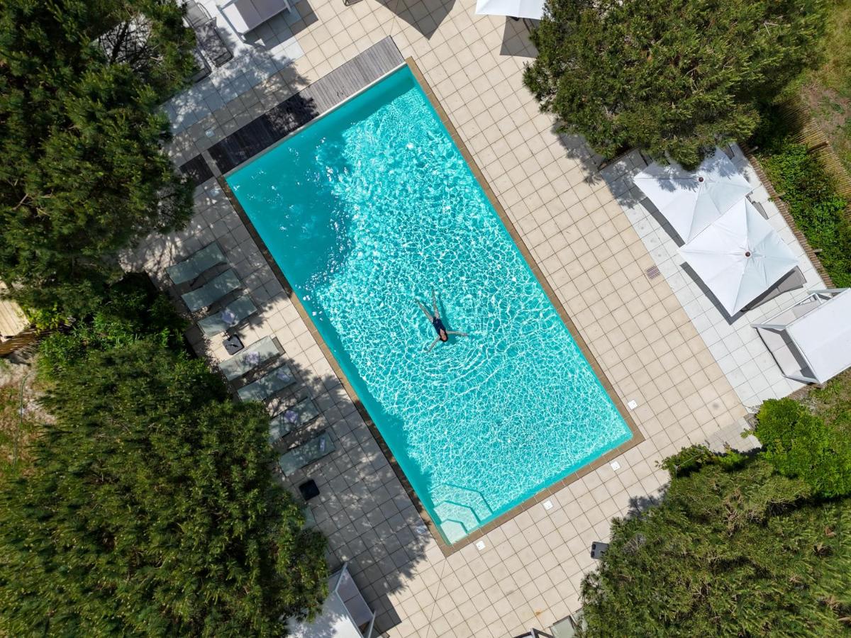 Piscine de l'établissement Eco-Domaine La Fontaine - HOTEL-SPA - 300 m Plage de la Fontaine aux Bretons ou située à proximité