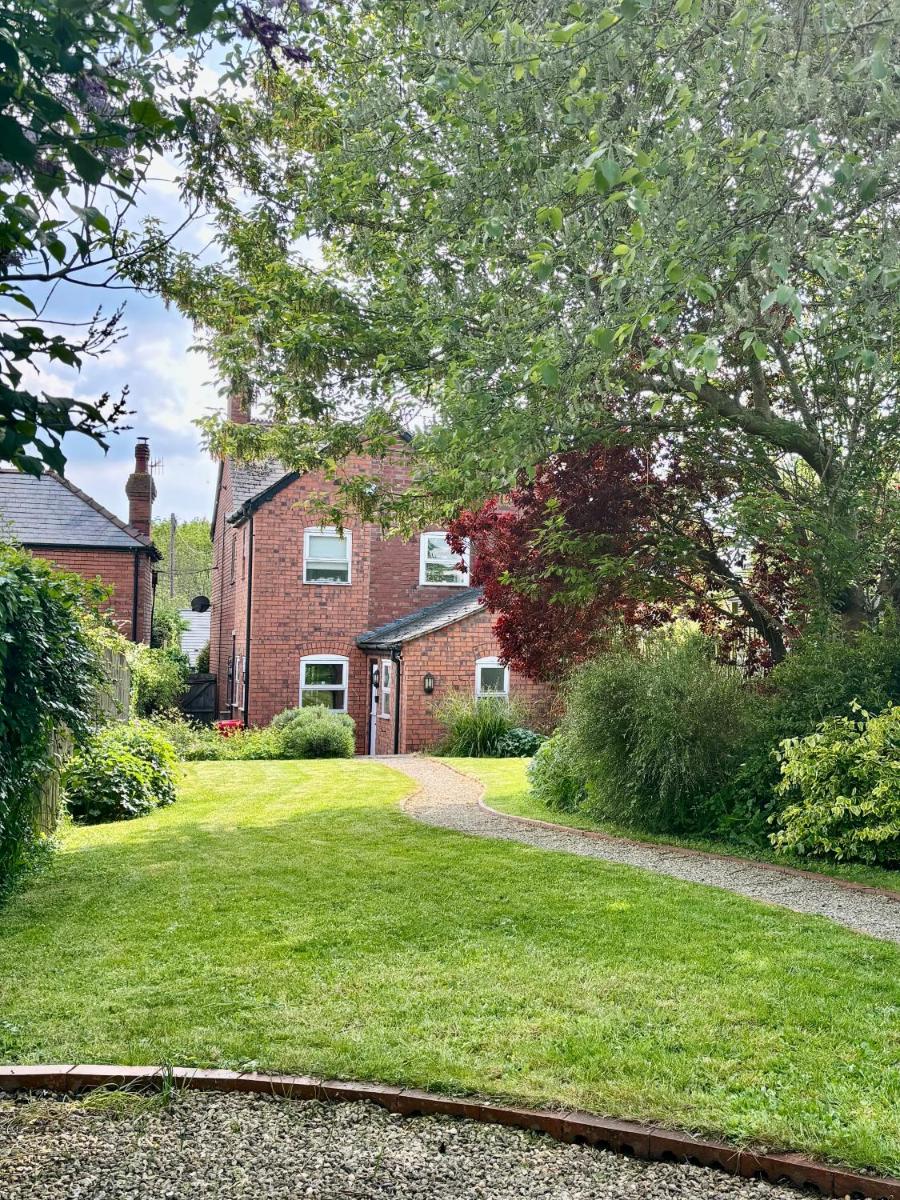 Lyndale House - Exclusive use, self catering, fpventures Stroud - Housity