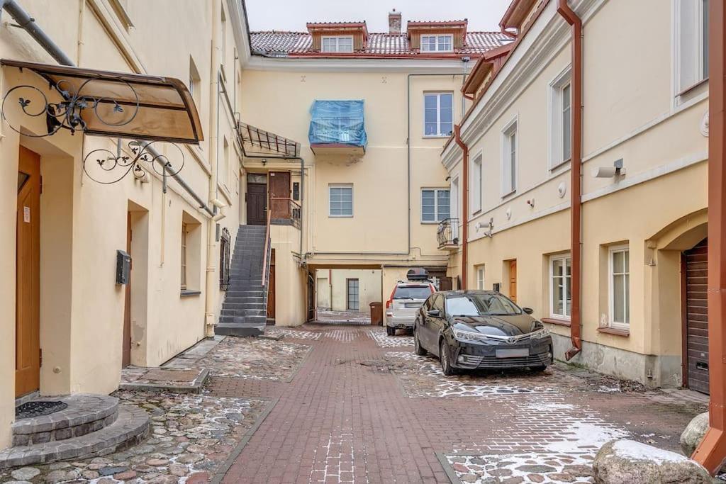 Suitetrails - Spacious 2-bedroom Flat In Old Town by URBAN RENT