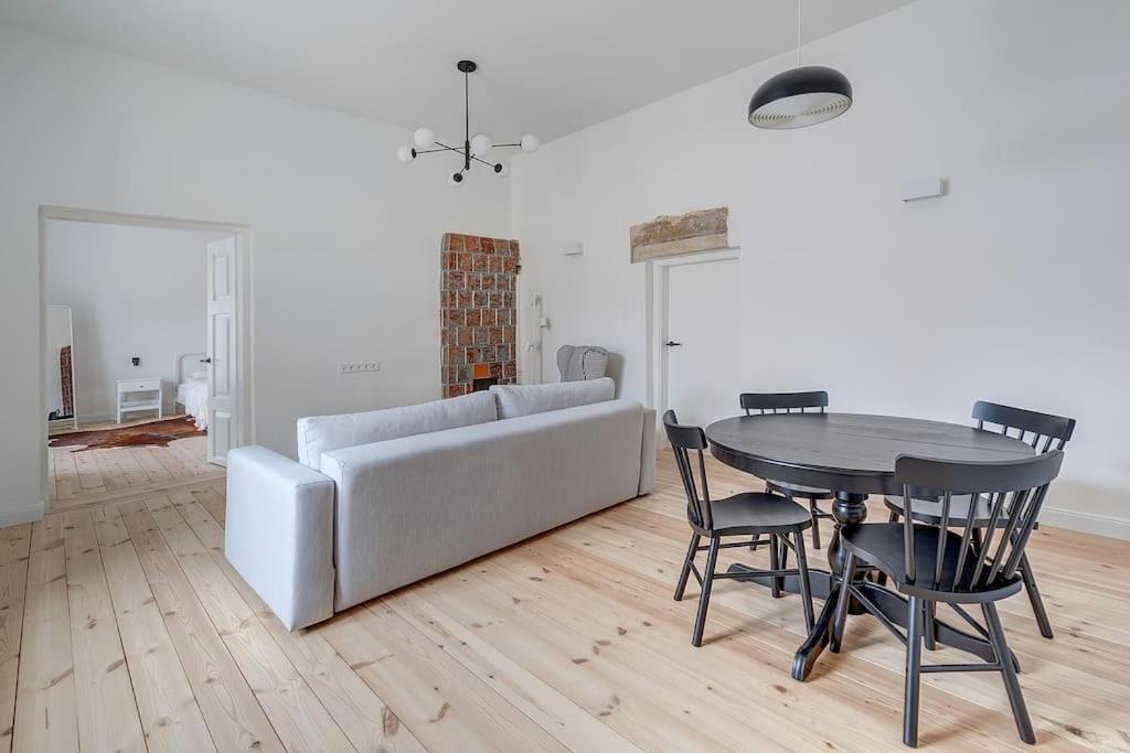 Suitetrails - Spacious 2-bedroom Flat In Old Town by URBAN RENT