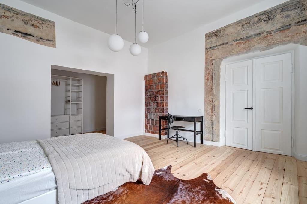 Suitetrails - Spacious 2-bedroom Flat In Old Town by URBAN RENT