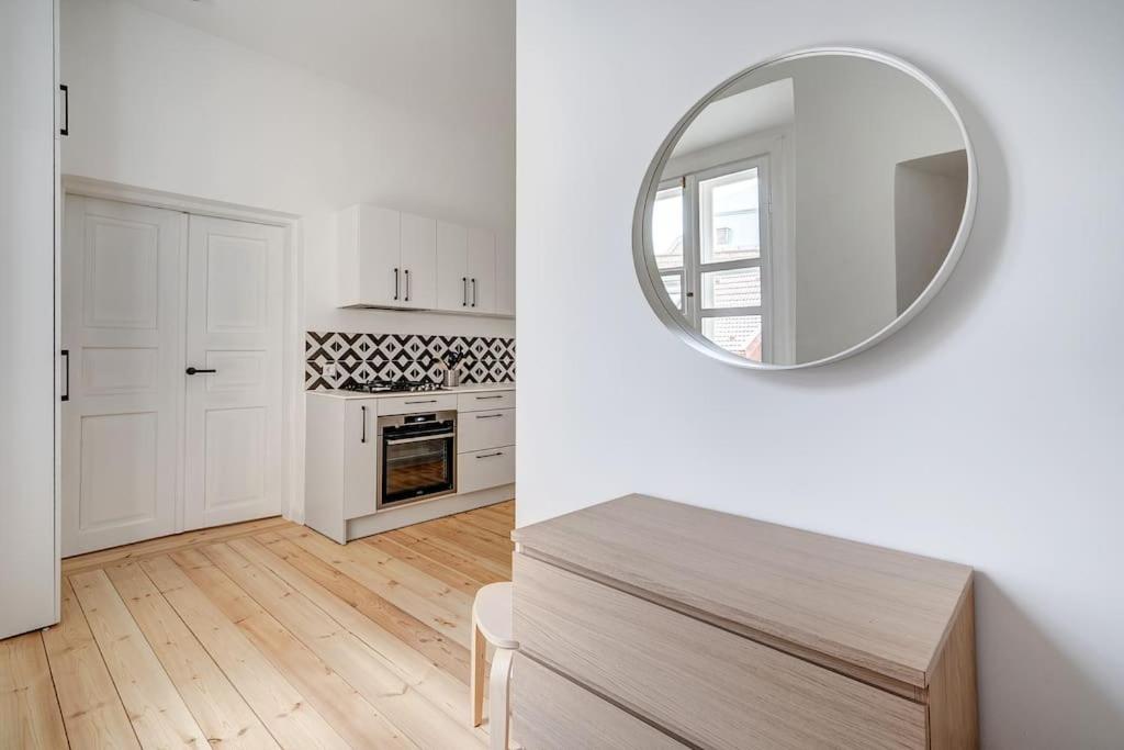 Suitetrails - Spacious 2-bedroom Flat In Old Town by URBAN RENT