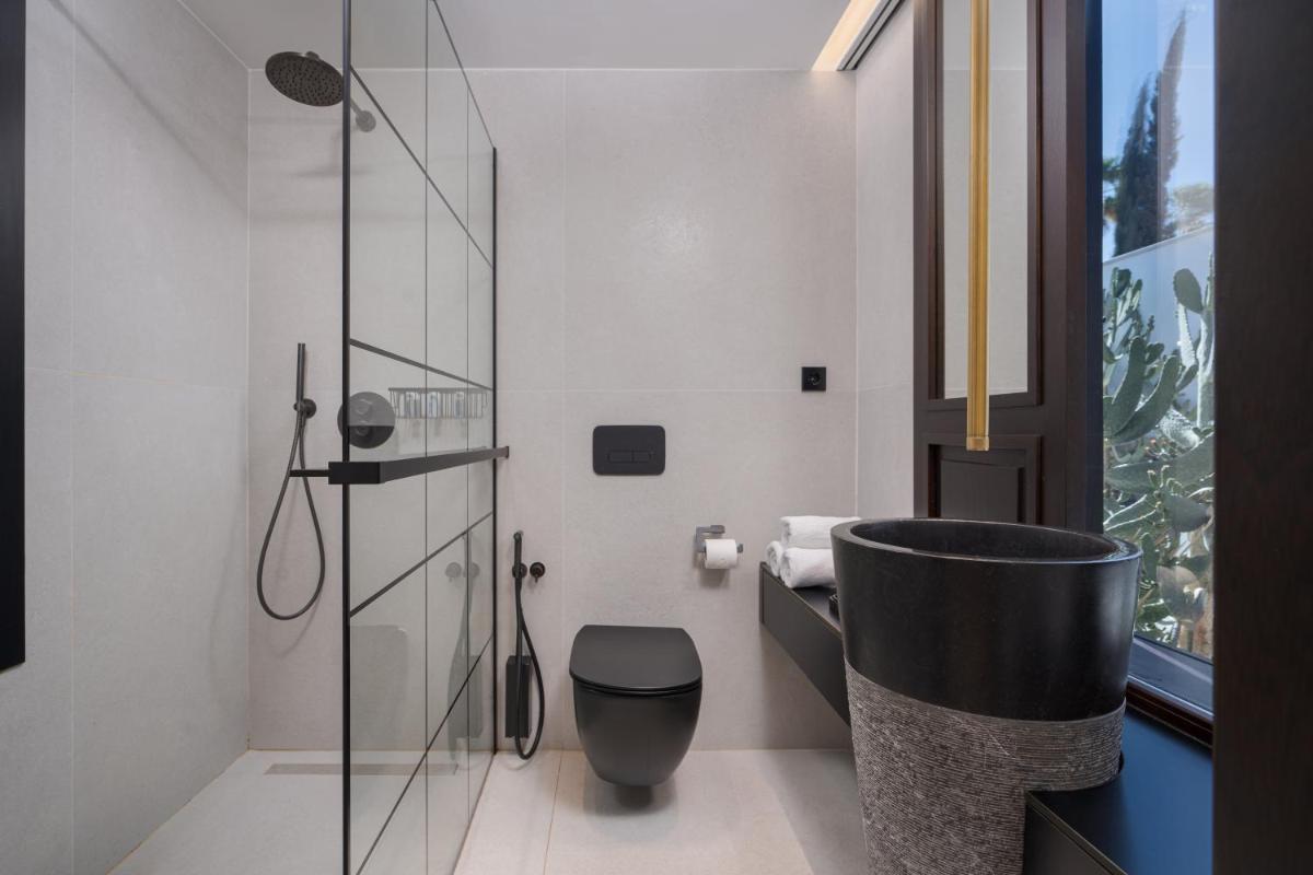 un baño con bañera y ducha de cristal en Fahana - Gay Men Only, en Playa del Inglés
