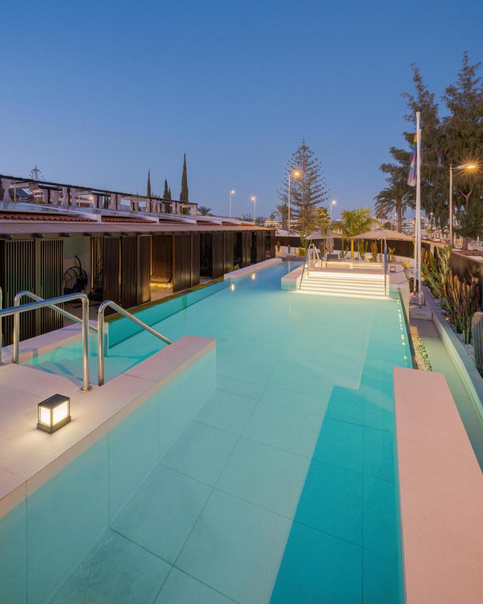 una gran piscina en un edificio en Fahana - Gay Men Only, en Playa del Inglés