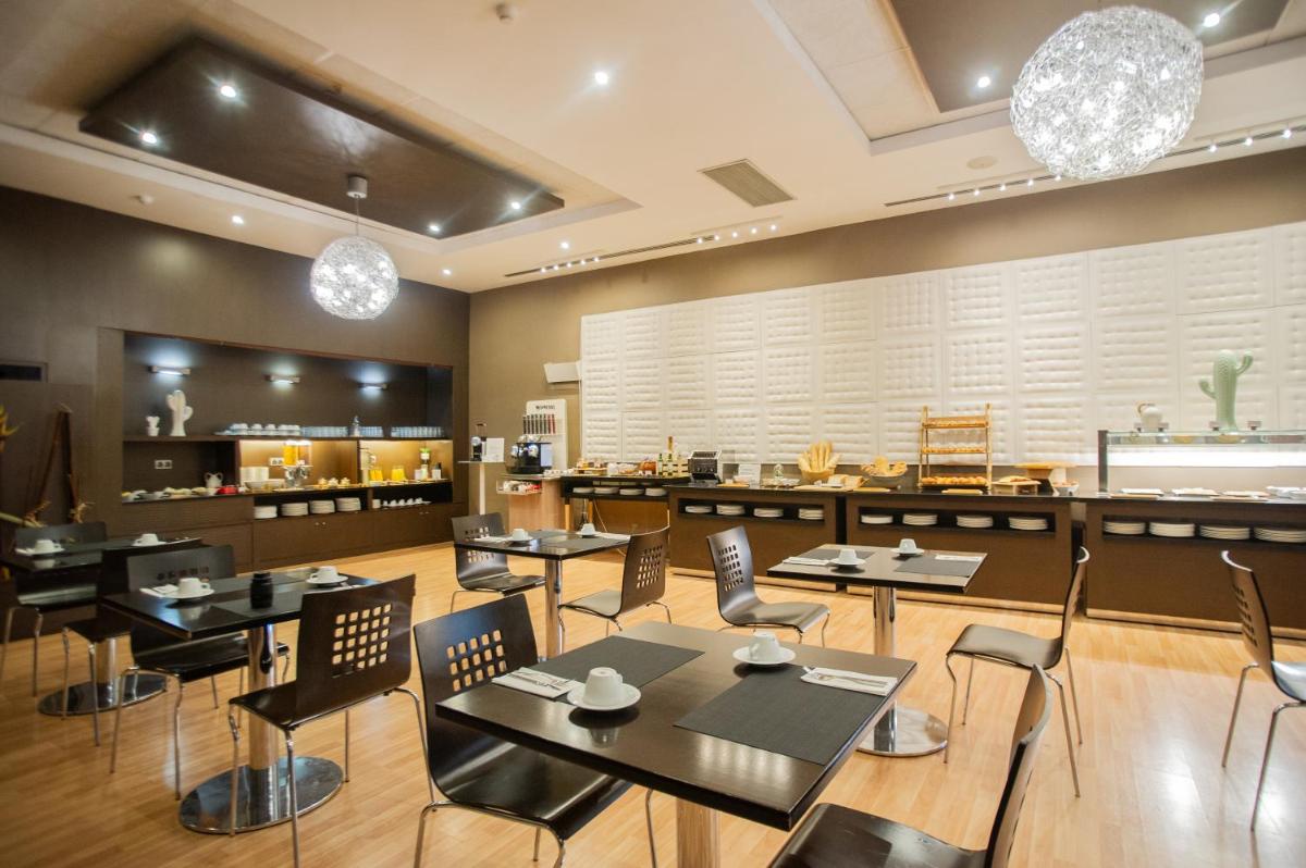 Un restaurante o sitio para comer en AZZ Valencia Congress Hotel & Spa