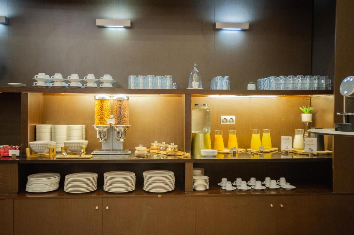 Comida en o cerca de este hotel
