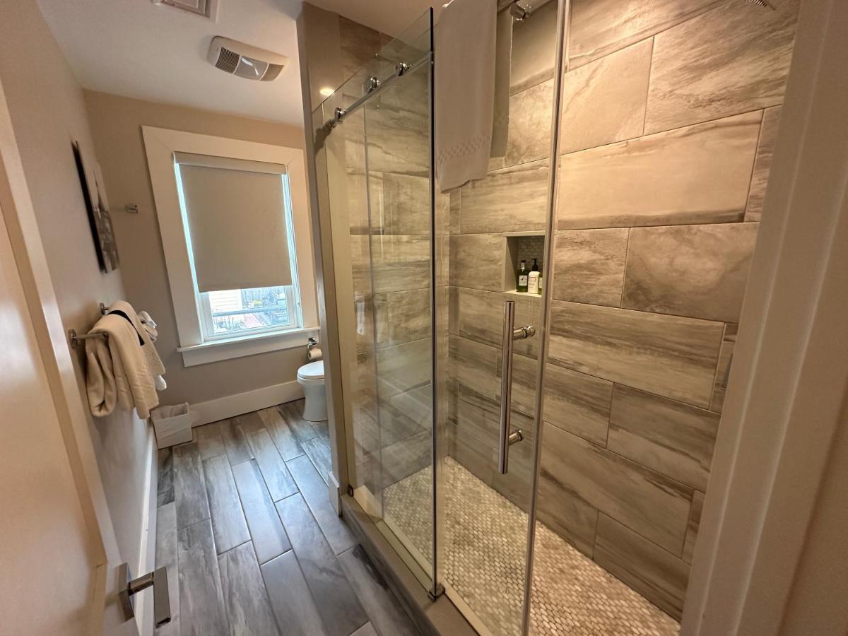 Entire Modern 7 Unit 7 Bath Boutique Inn - Housity