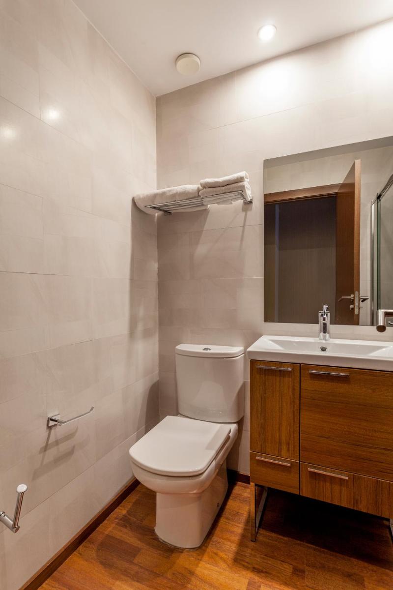 Un baño de AZZ Valencia Congress Hotel & Spa