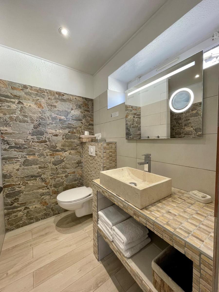 une salle de bain avec un lavabo et des toilettes dans l'établissement Franceschini, à Ghisonaccia