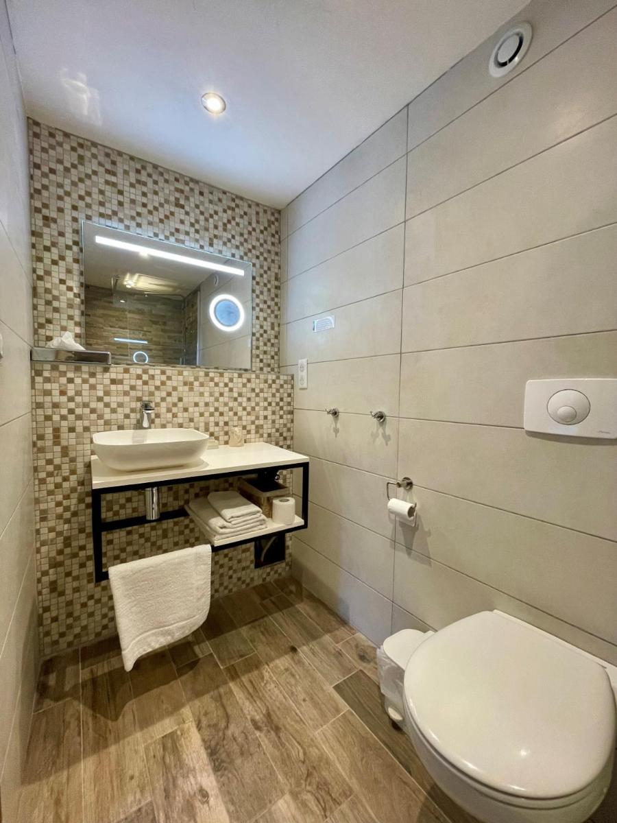 une salle de bain avec toilettes et lavabo dans l'établissement Franceschini, à Ghisonaccia 41 autres photos
