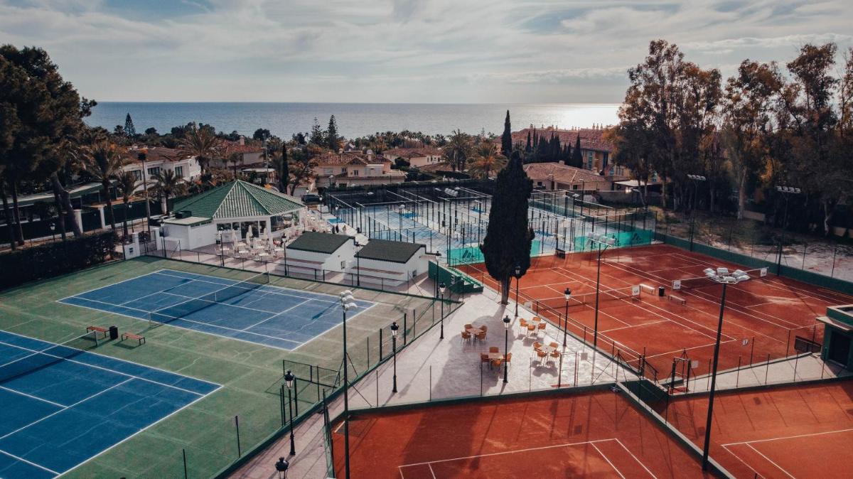 una vista aérea de dos pistas de tenis en Kimpton Los Monteros Marbella by IHG, en Marbella
