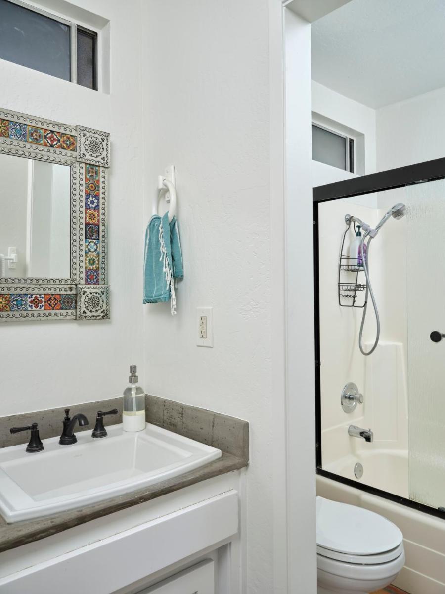 Baywood Casita- kids, dogs, hot tub - Housity