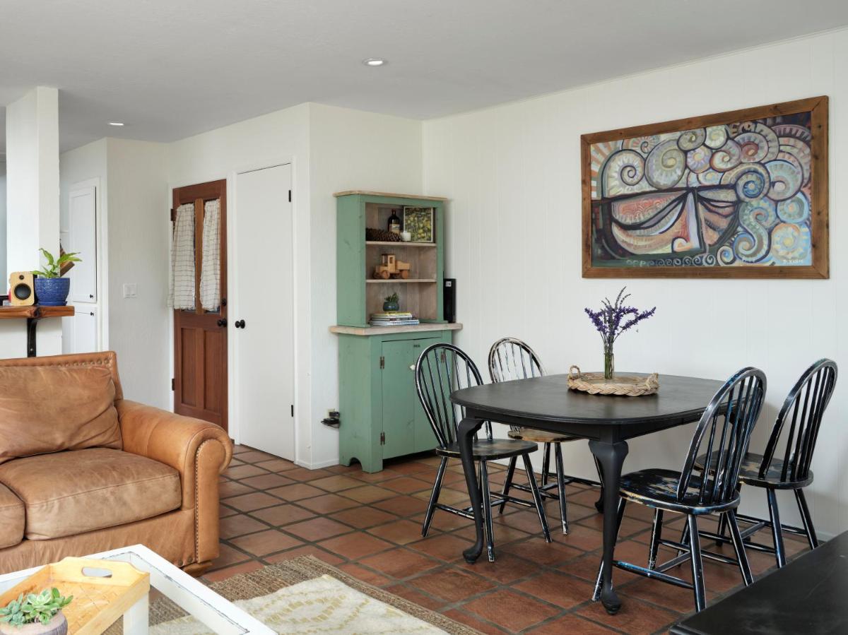 Baywood Casita- kids, dogs, hot tub - Housity