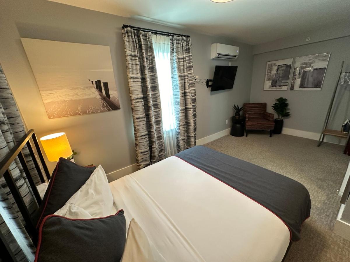 Entire Modern 7 Unit 7 Bath Boutique Inn - Housity