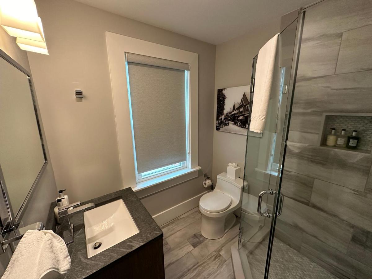 Entire Modern 7 Unit 7 Bath Boutique Inn - Housity