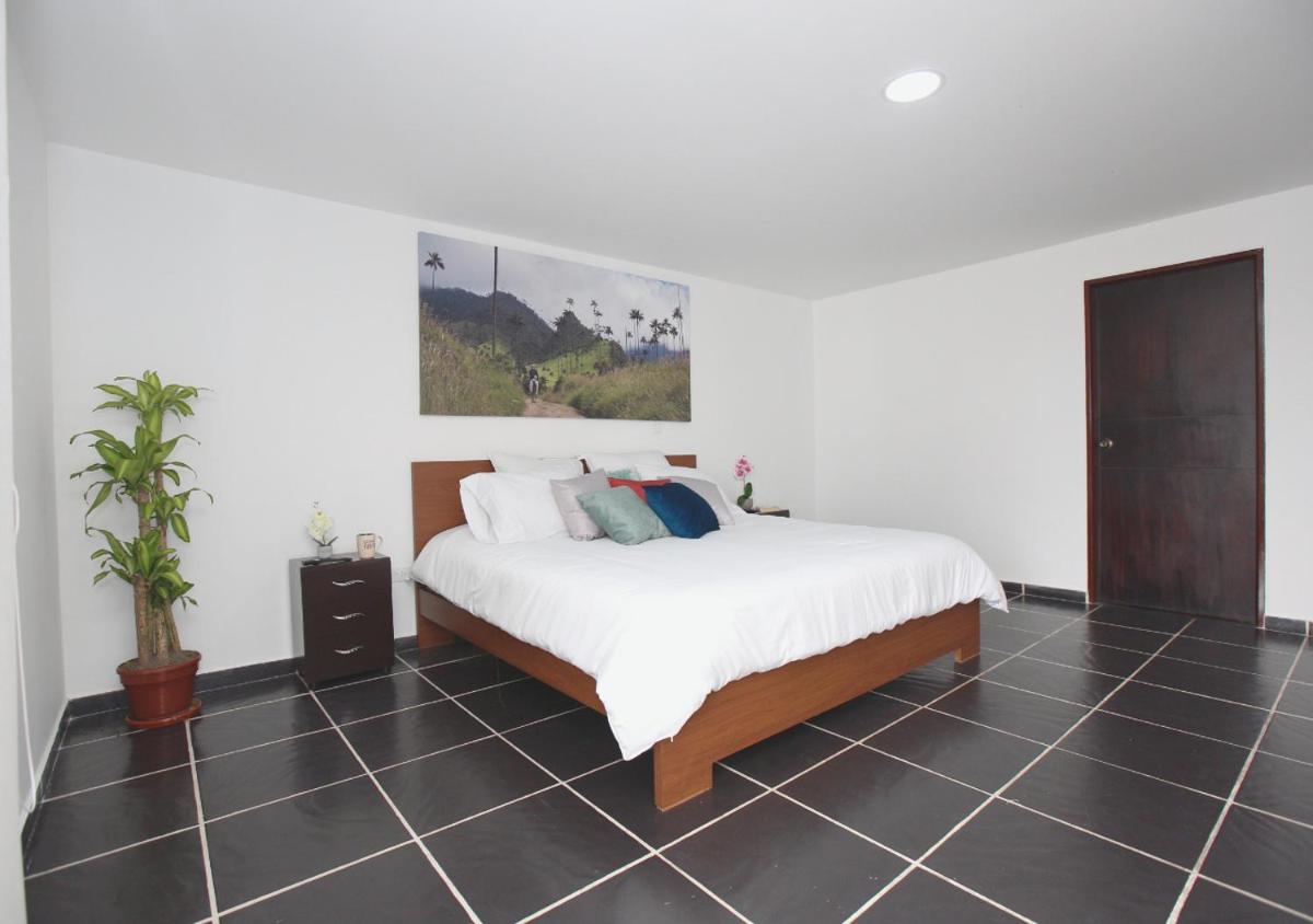 Cozy 4 Bedroom Home with Jacuzzi and Outside Deck - Housity