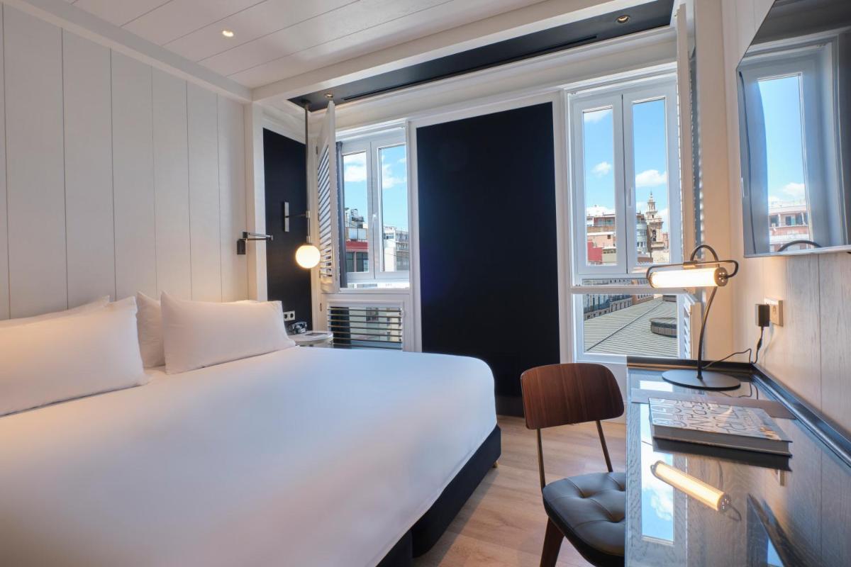 Un dormitorio con una cama grande y una ventana grande. en ESTIMAR Valencia, en Valencia 38 fotos más